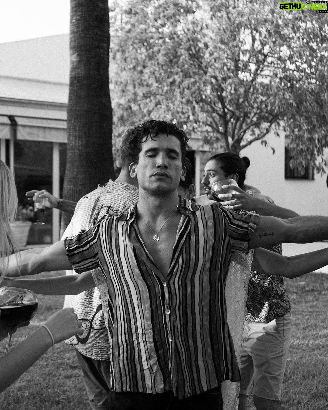 Jaime Lorente - 468.6K Likes - Os dejo algunas fotos del rodaje de SRA SMIT
Que os está pareciendo ?
Si aún no lo has visto, tienes el link en mi BIO
👀👀👀