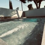 Jaime Lorente Instagram - ¡Hola amigos! 🌞 Hoy quiero compartir con vosotros una noticia emocionante: ¡la reforma de una piscina moderna con aplacado de gran formato! 💦🏊‍♀️🏊‍♂️ Hemos decidido darle un toque fresco y vibrante a nuestra querida piscina. ¡Y qué mejor manera de hacerlo que con un aplacado de gran formato! 😍🔝 Imagínate disfrutar de un chapuzón en esta piscina,de diseño moderno y elegante. ¡Será como nadar en un oasis de armonía y estilo! Además, el aplacado de gran formato nos permitirá disfrutar de una superficie más amplia y uniforme, lo que significa más espacio para relajarnos en el agua. Diseño y ejecución realizada por @decoal_interiores Aplacado de gran formato modelo New York de @neolithofficial Gracias por confiar @jaimelorentelo #PiscinaModerna #ReformaConEstilo #AplacadoDeGranFormato #DiversiónAcuática