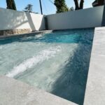 Jaime Lorente Instagram - ¡Hola amigos! 🌞 Hoy quiero compartir con vosotros una noticia emocionante: ¡la reforma de una piscina moderna con aplacado de gran formato! 💦🏊‍♀️🏊‍♂️ Hemos decidido darle un toque fresco y vibrante a nuestra querida piscina. ¡Y qué mejor manera de hacerlo que con un aplacado de gran formato! 😍🔝 Imagínate disfrutar de un chapuzón en esta piscina,de diseño moderno y elegante. ¡Será como nadar en un oasis de armonía y estilo! Además, el aplacado de gran formato nos permitirá disfrutar de una superficie más amplia y uniforme, lo que significa más espacio para relajarnos en el agua. Diseño y ejecución realizada por @decoal_interiores Aplacado de gran formato modelo New York de @neolithofficial Gracias por confiar @jaimelorentelo #PiscinaModerna #ReformaConEstilo #AplacadoDeGranFormato #DiversiónAcuática