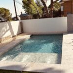 Jaime Lorente Instagram - ¡Hola amigos! 🌞 Hoy quiero compartir con vosotros una noticia emocionante: ¡la reforma de una piscina moderna con aplacado de gran formato! 💦🏊‍♀️🏊‍♂️ Hemos decidido darle un toque fresco y vibrante a nuestra querida piscina. ¡Y qué mejor manera de hacerlo que con un aplacado de gran formato! 😍🔝 Imagínate disfrutar de un chapuzón en esta piscina,de diseño moderno y elegante. ¡Será como nadar en un oasis de armonía y estilo! Además, el aplacado de gran formato nos permitirá disfrutar de una superficie más amplia y uniforme, lo que significa más espacio para relajarnos en el agua. Diseño y ejecución realizada por @decoal_interiores Aplacado de gran formato modelo New York de @neolithofficial Gracias por confiar @jaimelorentelo #PiscinaModerna #ReformaConEstilo #AplacadoDeGranFormato #DiversiónAcuática