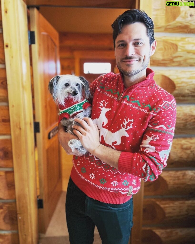 Jake Helgren Instagram - Ugly Sweater Thursday. 🎄 . . . 📸: @autumnfederici #ninthhousefilms #christmasmovies #setlife #directorlife🎬🎥