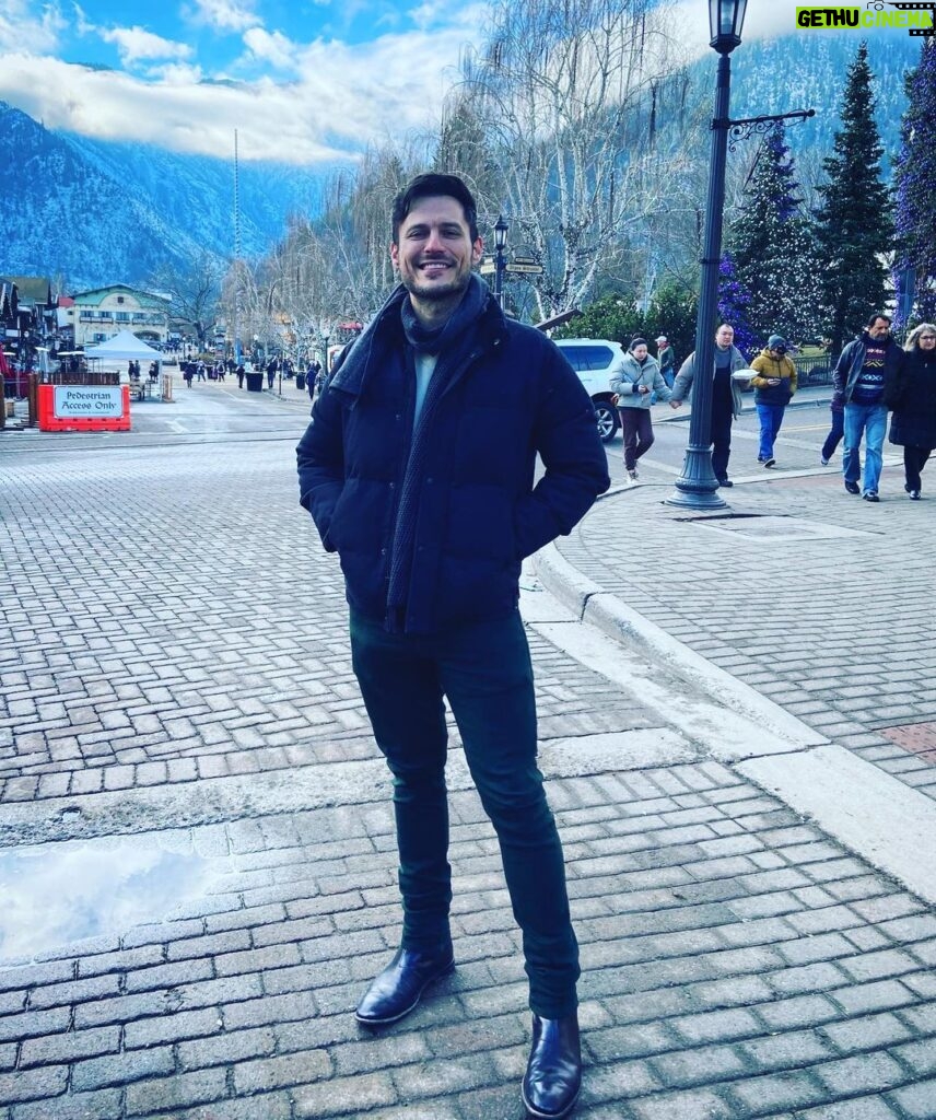 Jake Helgren Instagram - Walking in a Winter Wonderland. . . . #setlife #writerproducerdirector #directorlife🎬🎥 #christmasmovies #ninthhousefilms