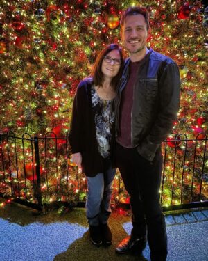 Jake Helgren Instagram - We have come a long way since 2020 wrecked us all. And I’ve gotta admit, things got way worse before they have started to get better. But for me personally, as I’ve worked hard to start healing my heart and my mind, this Christmas, spent around close family and friends…was a pretty magical one.  Hope you all had a wonderful holiday with your loved ones. And Cheers ‘til next year! 🌲❤️🥂