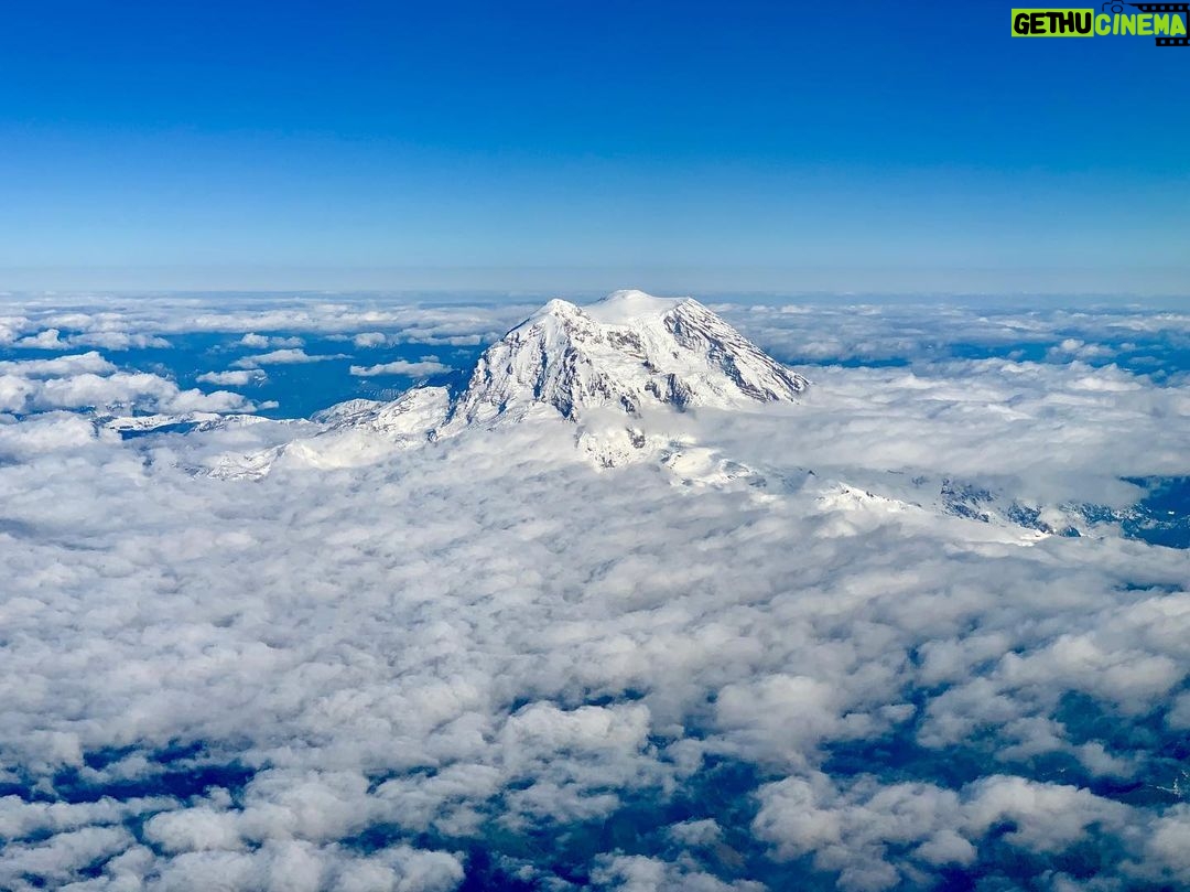 James Michael Tyler - 831 Likes - A rare treat on the flight back home: #mtrainier from 36,000 ft.#rabbit