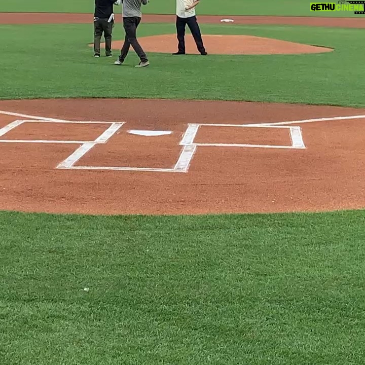 James Michael Tyler Instagram - Just to prove I threw it right over the plate. :) 🎥: @bradding @sfgiants @friends #strike #firstpitch #friends #gunther #friendstvshow #friends25 #sanfrancisco #giants #sfgiants Oracle Park