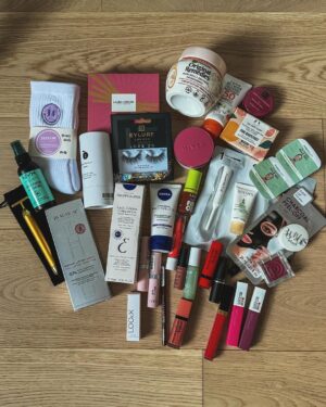 Jamie-Lee Six Instagram - GIVE AWAY TIME ✨ maak kans op 1 van deze 3 pakketten om te sharen met je bestie, mama, broer… 
wat moet je doen? 
Volg mij op tiktok en instagram, reageer welk pakket je wilt winnen (1, 2 of 3) en tag de persoon met wie je het zou delen 🥹 succes kuikentjes 🐥