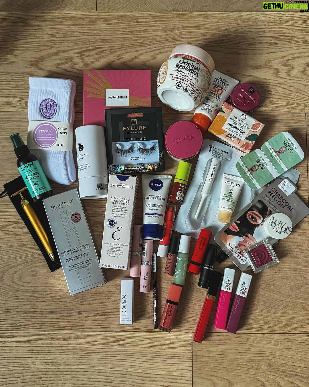 Jamie-Lee Six - 11.4K Likes - GIVE AWAY TIME β¨ maak kans op 1 van deze 3 pakketten om te sharen met je bestie, mama, broerβ¦
wat moet je doen?
Volg mij op tiktok en instagram, reageer welk pakket je wilt winnen (1, 2 of 3) en tag de persoon met wie je het zou delen π₯Ή succes kuikentjes π₯