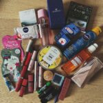 Jamie-Lee Six Instagram - GIVE AWAY TIME ✨ maak kans op 1 van deze 3 pakketten om te sharen met je bestie, mama, broer… wat moet je doen? Volg mij op tiktok en instagram, reageer welk pakket je wilt winnen (1, 2 of 3) en tag de persoon met wie je het zou delen 🥹 succes kuikentjes 🐥