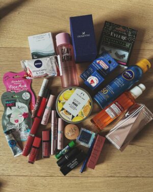 Jamie-Lee Six Instagram - GIVE AWAY TIME ✨ maak kans op 1 van deze 3 pakketten om te sharen met je bestie, mama, broer… 
wat moet je doen? 
Volg mij op tiktok en instagram, reageer welk pakket je wilt winnen (1, 2 of 3) en tag de persoon met wie je het zou delen 🥹 succes kuikentjes 🐥