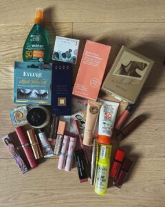 Jamie-Lee Six Instagram - GIVE AWAY TIME ✨ maak kans op 1 van deze 3 pakketten om te sharen met je bestie, mama, broer… wat moet je doen? Volg mij op tiktok en instagram, reageer welk pakket je wilt winnen (1, 2 of 3) en tag de persoon met wie je het zou delen 🥹 succes kuikentjes 🐥