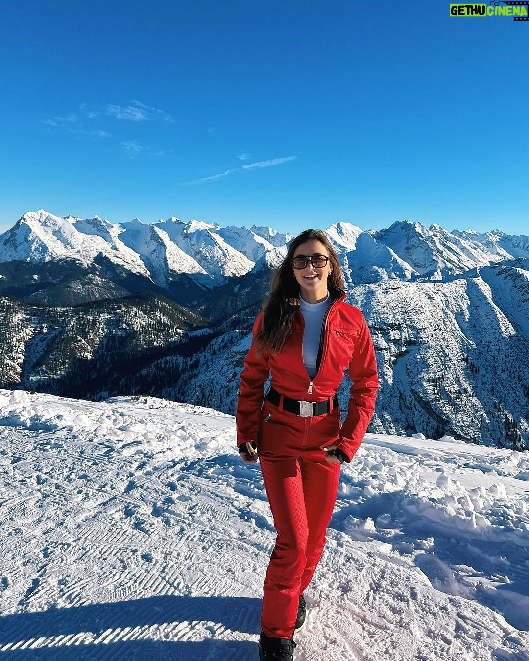Jamie-Lee Six Instagram - all happy faces in the mountains ❄️❄️❄️ publiciteit @nikkie_official