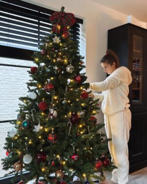 Jamie-Lee Six Instagram - klein geluksmomentje: mijnen boom gezet se! 🎄😍😋