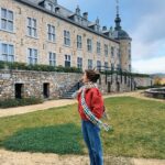 Jamie-Lee Six Instagram - de laatste twee zijn hoe het er effectief aan toe ging tijdens het nemen van deze foto’s 🤣💨🍂🐿️🌰 Château de Mirwart