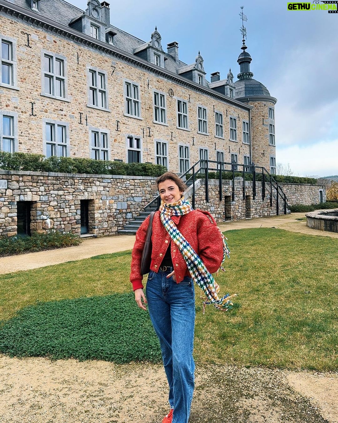Jamie-Lee Six Instagram - de laatste twee zijn hoe het er effectief aan toe ging tijdens het nemen van deze foto’s 🤣💨🍂🐿️🌰 Château de Mirwart