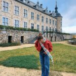 Jamie-Lee Six Instagram - de laatste twee zijn hoe het er effectief aan toe ging tijdens het nemen van deze foto’s 🤣💨🍂🐿️🌰 Château de Mirwart