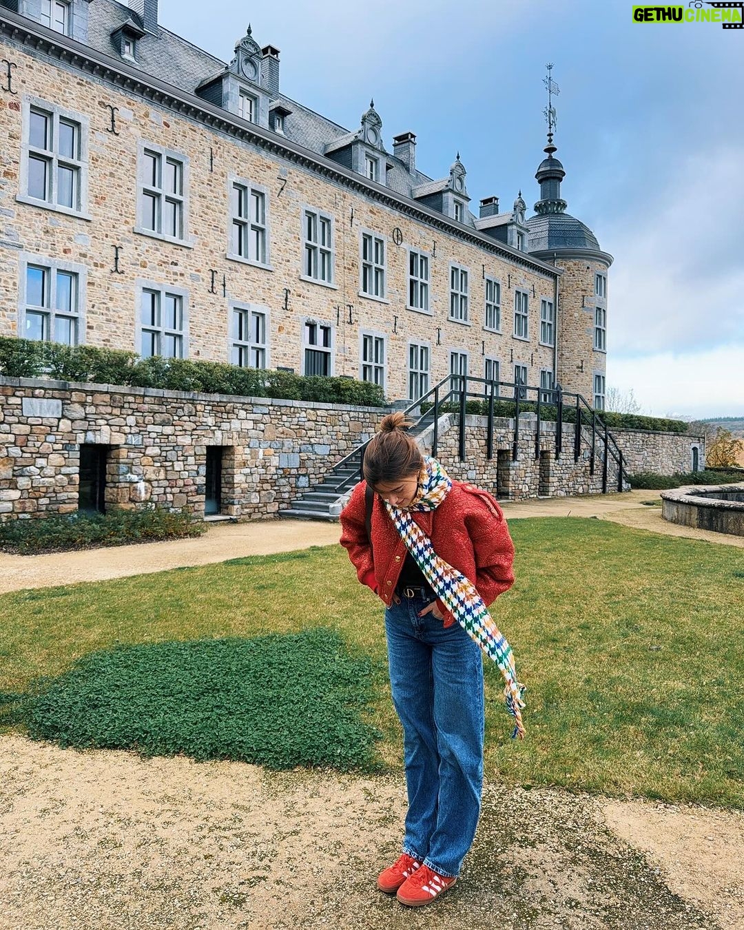 Jamie-Lee Six Instagram - de laatste twee zijn hoe het er effectief aan toe ging tijdens het nemen van deze foto’s 🤣💨🍂🐿️🌰 Château de Mirwart