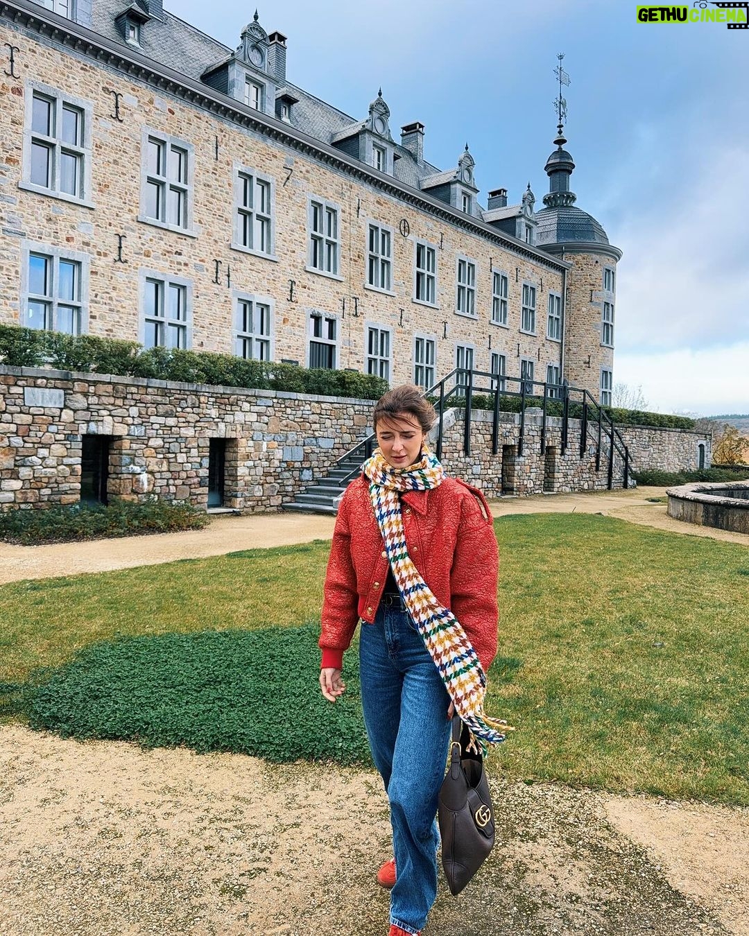 Jamie-Lee Six Instagram - de laatste twee zijn hoe het er effectief aan toe ging tijdens het nemen van deze foto’s 🤣💨🍂🐿️🌰 Château de Mirwart