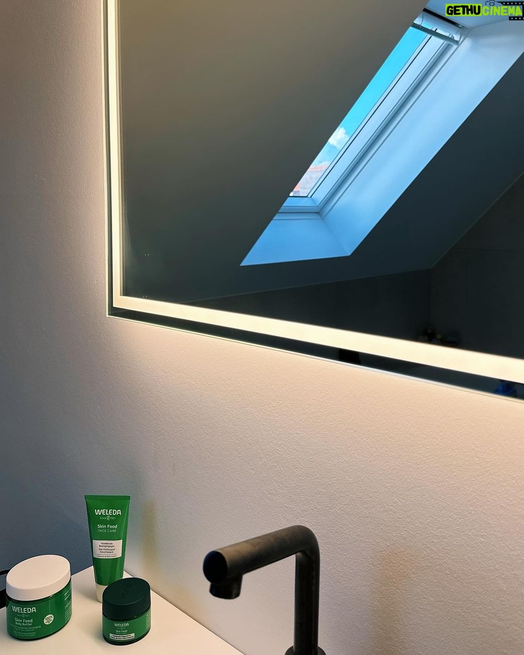 Jamie-Lee Six Instagram - kdenk de laatste tijd steeds meer na over wadak op men huid smeer, want da komt ook deels terecht in je lichaam! Tis dus wel belangrijk om voor een gezonde en natuurlijke optie te gaan 🫧 De Skin Food dagcrème van @weledabenelux is daarom een must in mijn routine. Een perfect hydraterende creme voor de komende koude dagen. Biologisch & 100% natuurlijk 🍒🍓🌹publiciteit #weledaskinfood #wateetjehuidvandaag