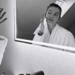 Jamie-Lee Six Instagram - kdenk de laatste tijd steeds meer na over wadak op men huid smeer, want da komt ook deels terecht in je lichaam! Tis dus wel belangrijk om voor een gezonde en natuurlijke optie te gaan 🫧 De Skin Food dagcrème van @weledabenelux is daarom een must in mijn routine. Een perfect hydraterende creme voor de komende koude dagen. Biologisch & 100% natuurlijk 🍒🍓🌹publiciteit #weledaskinfood #wateetjehuidvandaag