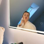 Jamie-Lee Six Instagram - kdenk de laatste tijd steeds meer na over wadak op men huid smeer, want da komt ook deels terecht in je lichaam! Tis dus wel belangrijk om voor een gezonde en natuurlijke optie te gaan 🫧 De Skin Food dagcrème van @weledabenelux is daarom een must in mijn routine. Een perfect hydraterende creme voor de komende koude dagen. Biologisch & 100% natuurlijk 🍒🍓🌹publiciteit #weledaskinfood #wateetjehuidvandaag