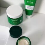 Jamie-Lee Six Instagram - kdenk de laatste tijd steeds meer na over wadak op men huid smeer, want da komt ook deels terecht in je lichaam! Tis dus wel belangrijk om voor een gezonde en natuurlijke optie te gaan 🫧 De Skin Food dagcrème van @weledabenelux is daarom een must in mijn routine. Een perfect hydraterende creme voor de komende koude dagen. Biologisch & 100% natuurlijk 🍒🍓🌹publiciteit #weledaskinfood #wateetjehuidvandaag