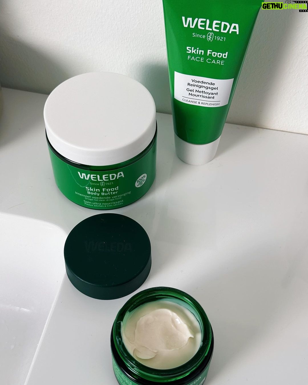 Jamie-Lee Six Instagram - kdenk de laatste tijd steeds meer na over wadak op men huid smeer, want da komt ook deels terecht in je lichaam! Tis dus wel belangrijk om voor een gezonde en natuurlijke optie te gaan 🫧 De Skin Food dagcrème van @weledabenelux is daarom een must in mijn routine. Een perfect hydraterende creme voor de komende koude dagen. Biologisch & 100% natuurlijk 🍒🍓🌹publiciteit #weledaskinfood #wateetjehuidvandaag