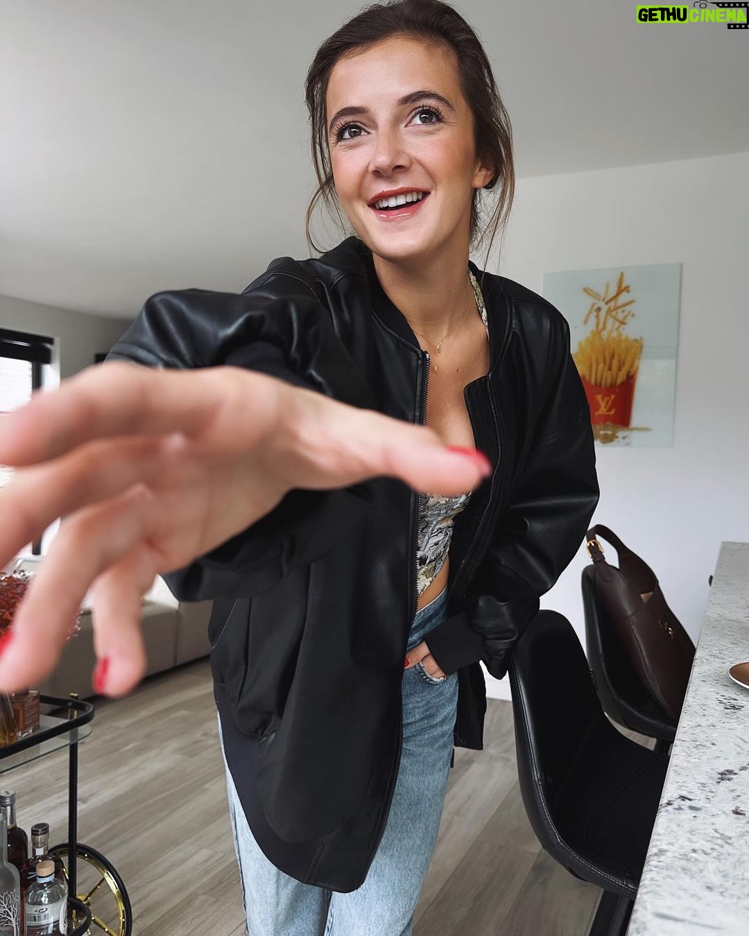 Jamie-Lee Six Instagram - totally ready for cold and cosy days met bananenbrood, cute outfits & matcha 💐💚 publiciteit @zalando