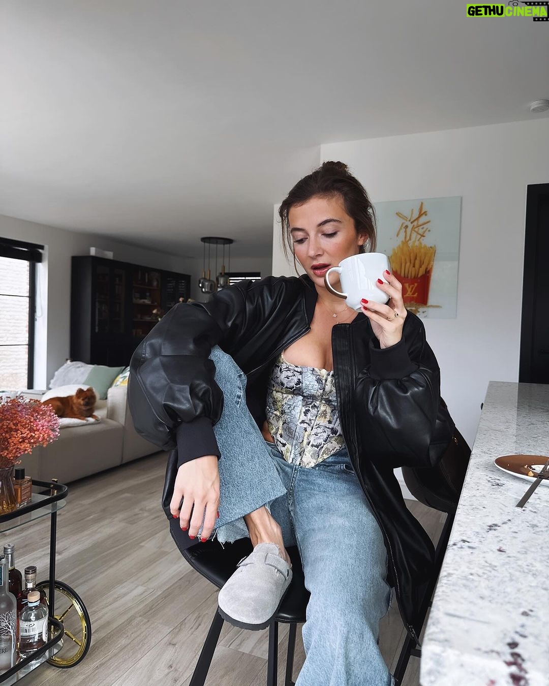 Jamie-Lee Six Instagram - totally ready for cold and cosy days met bananenbrood, cute outfits & matcha 💐💚 publiciteit @zalando