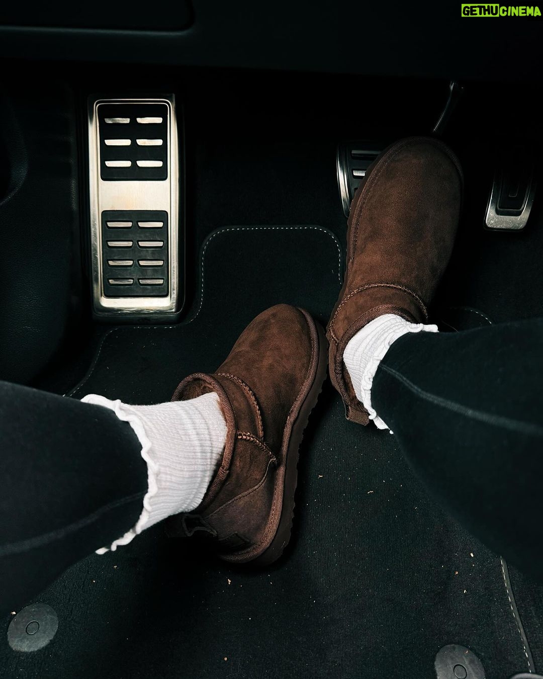 Jamie-Lee Six Instagram - dump van vandaag!!! 🥹💕🫧🍒 1. te cute 2. brown uggs 4 the win 3. 🤎🤎🤎 4. poepverwarming season!!! 5. rip 6. time to organize 7. clean 🫧🫧🫧 8. beetje liefde 9. happy met men georganiseerde potjes 10. triple zo cute