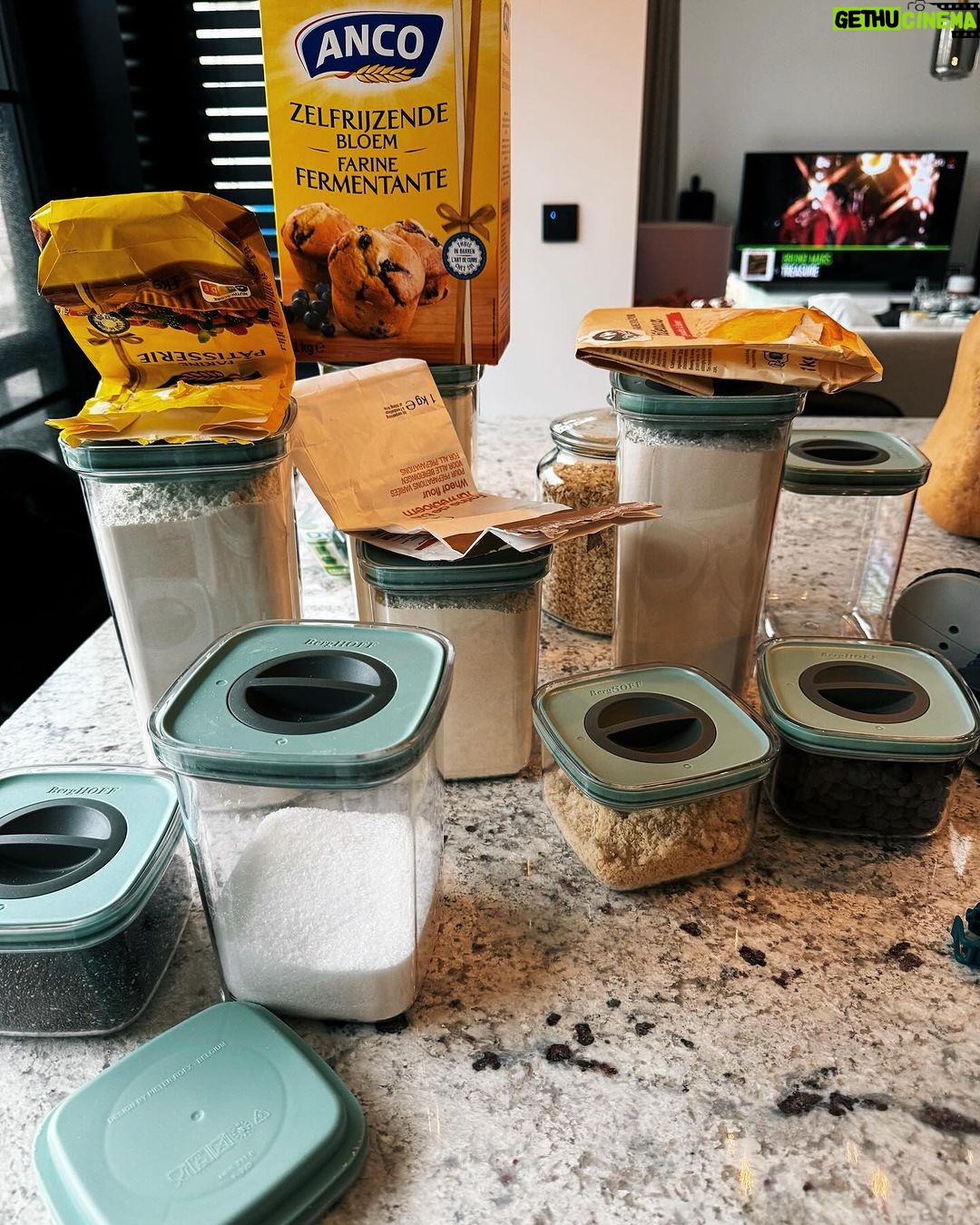 Jamie-Lee Six Instagram - dump van vandaag!!! 🥹💕🫧🍒 1. te cute 2. brown uggs 4 the win 3. 🤎🤎🤎 4. poepverwarming season!!! 5. rip 6. time to organize 7. clean 🫧🫧🫧 8. beetje liefde 9. happy met men georganiseerde potjes 10. triple zo cute