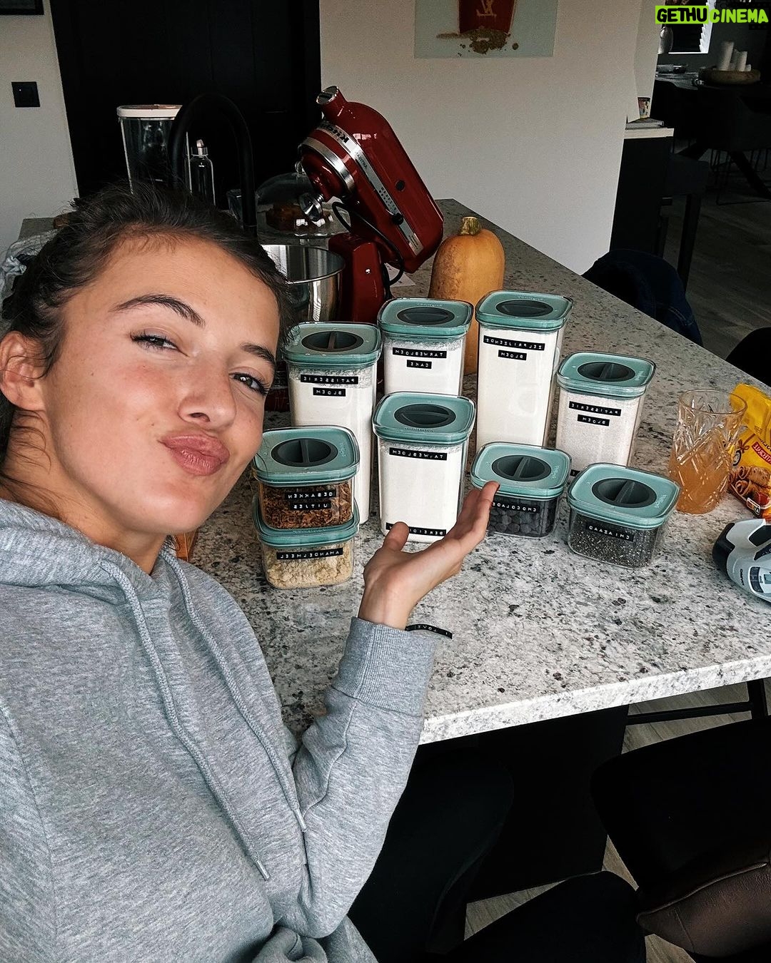 Jamie-Lee Six Instagram - dump van vandaag!!! 🥹💕🫧🍒 1. te cute 2. brown uggs 4 the win 3. 🤎🤎🤎 4. poepverwarming season!!! 5. rip 6. time to organize 7. clean 🫧🫧🫧 8. beetje liefde 9. happy met men georganiseerde potjes 10. triple zo cute