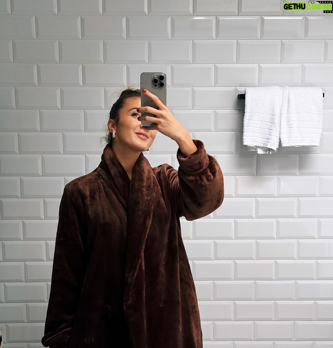 Jamie-Lee Six Instagram - some of my favorite cosy moments 😌🧖🏽♀️🫧 Goed nieuws want in @zizai_lingerie zijn het Zizai days en is er 10% korting op lingerie, homewear & nachtmode 🌙 publiciteit