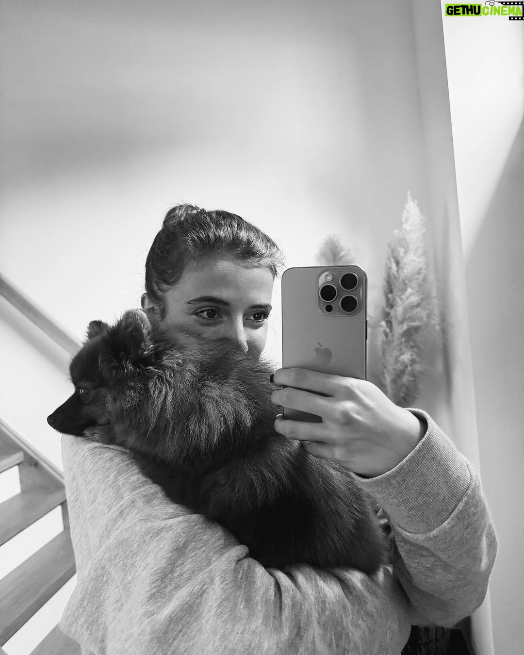 Jamie-Lee Six Instagram - dump van vandaag!!! 🥹💕🫧🍒 1. te cute 2. brown uggs 4 the win 3. 🤎🤎🤎 4. poepverwarming season!!! 5. rip 6. time to organize 7. clean 🫧🫧🫧 8. beetje liefde 9. happy met men georganiseerde potjes 10. triple zo cute