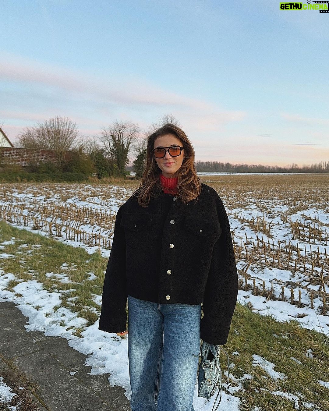 Jamie-Lee Six Instagram - saturday walks 🩵