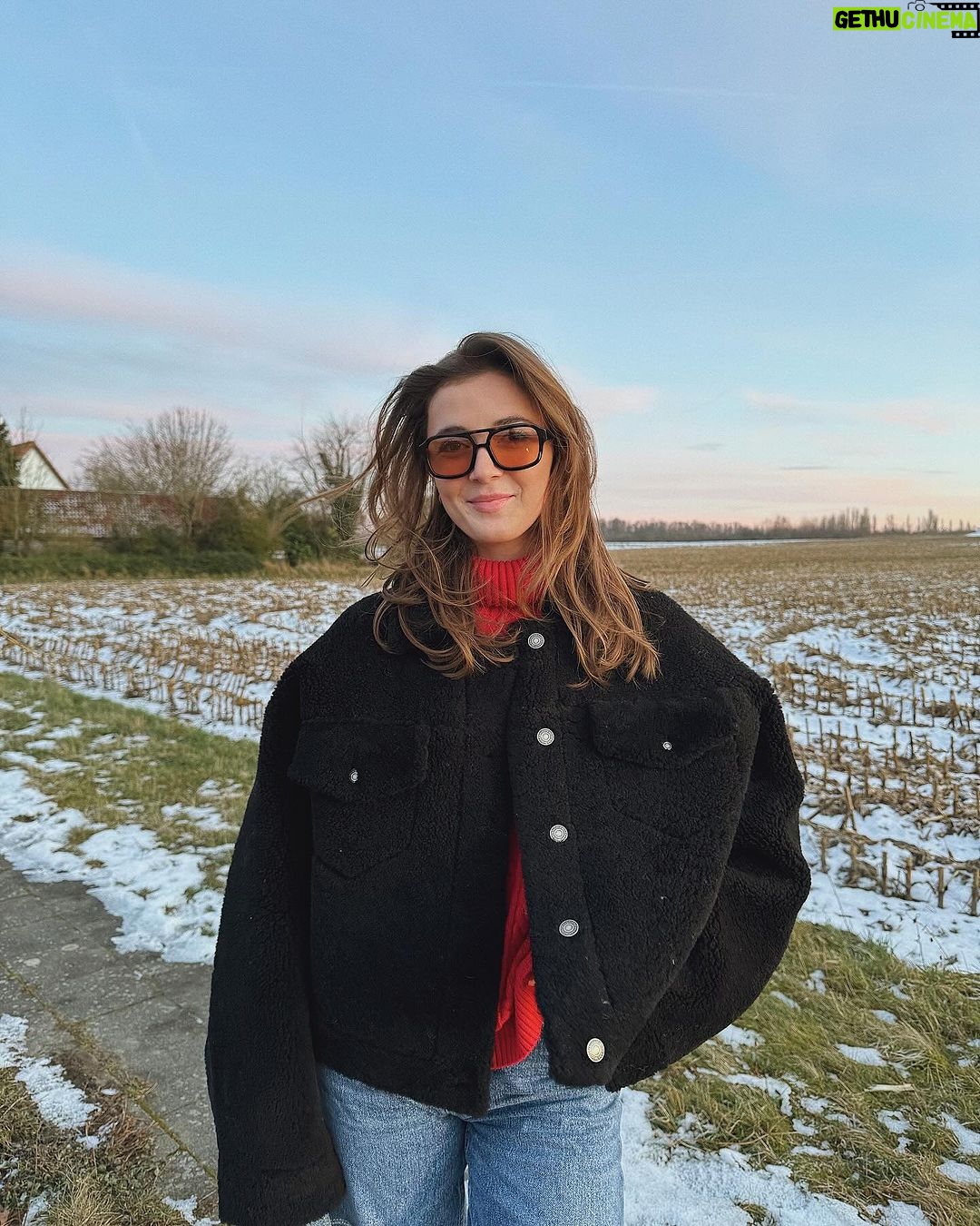 Jamie-Lee Six Instagram - saturday walks 🩵