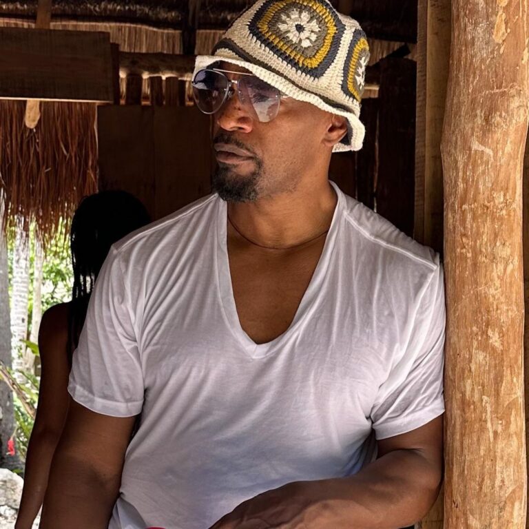 Jamie Foxx Instagram - You’re lookin at a man who is thankful… finally startin to feel like myself… it’s been an unexpected dark journey… but I can see the light… I’m thankful to everyone that reached out and sent well wishes and prayers… I have a lot of people to thank… u just don’t know how much it meant… I will be thanking all of you personally… and if you didn’t know… GOD IS GOOD… all day every day… #swipeleft #imbackandimbetter #nobaddays