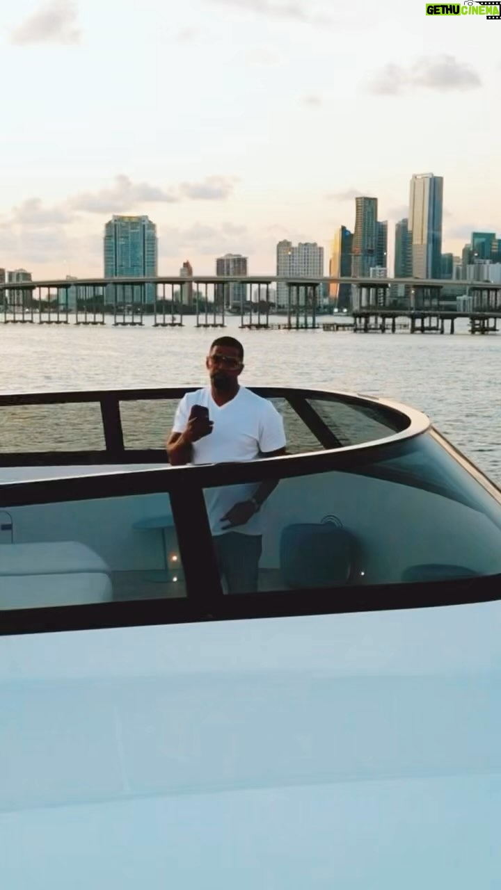 Jamie Foxx - 340.1K Likes - #sizematters #float @lorenridinger 🙏🏾🙏🏾🙏🏾❤️❤️❤️ @taylorchien 🎥🔥 @damhas 🔥