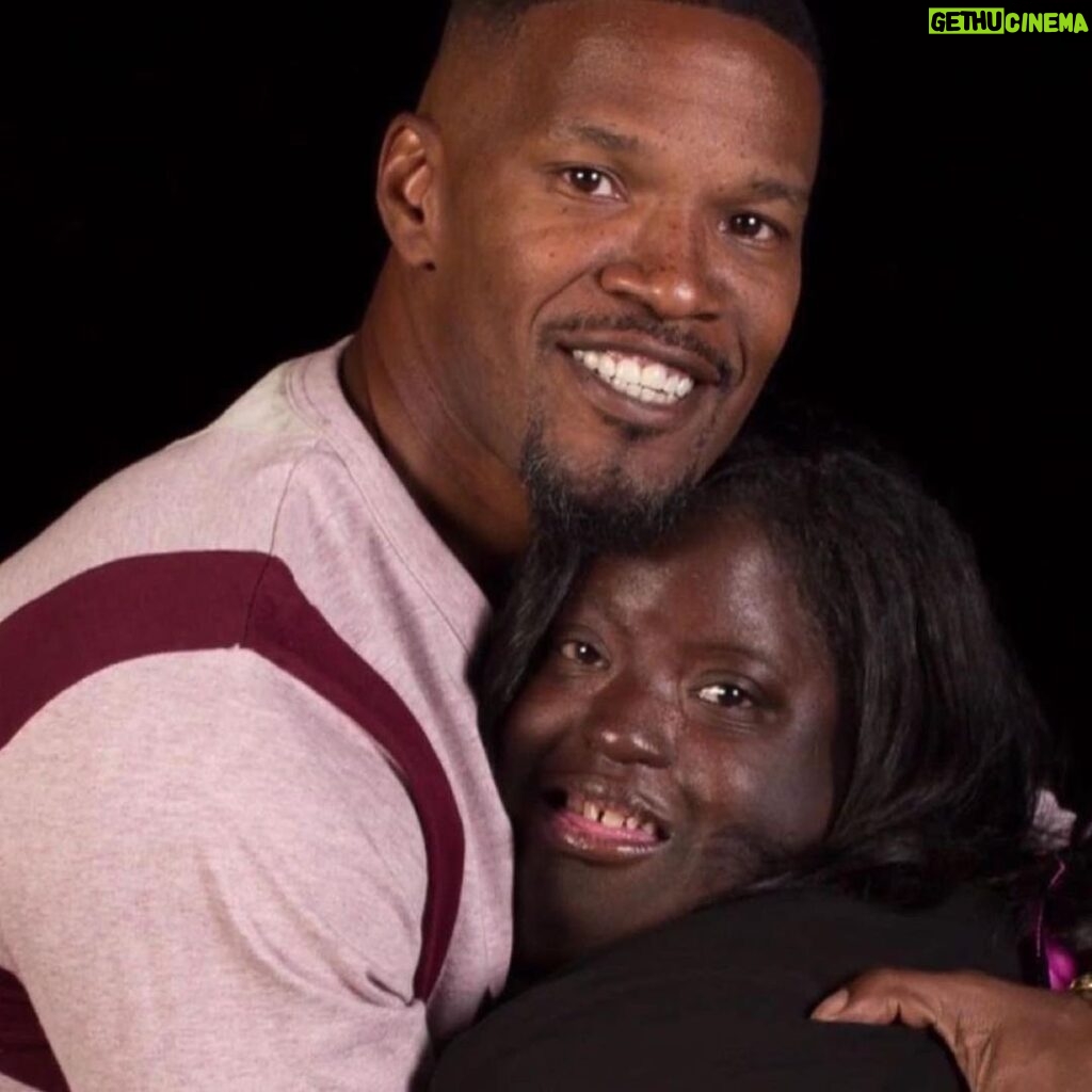 Jamie Foxx Instagram - Deondra I know ur in heaven making everyone laugh… and have everyone dancing to your songs. I miss you terribly, but I know that your soul is shining bright. I love u forever world Down syndrome day… @globaldownsyndrome 🙏🏾🙏🏾🙏🏾