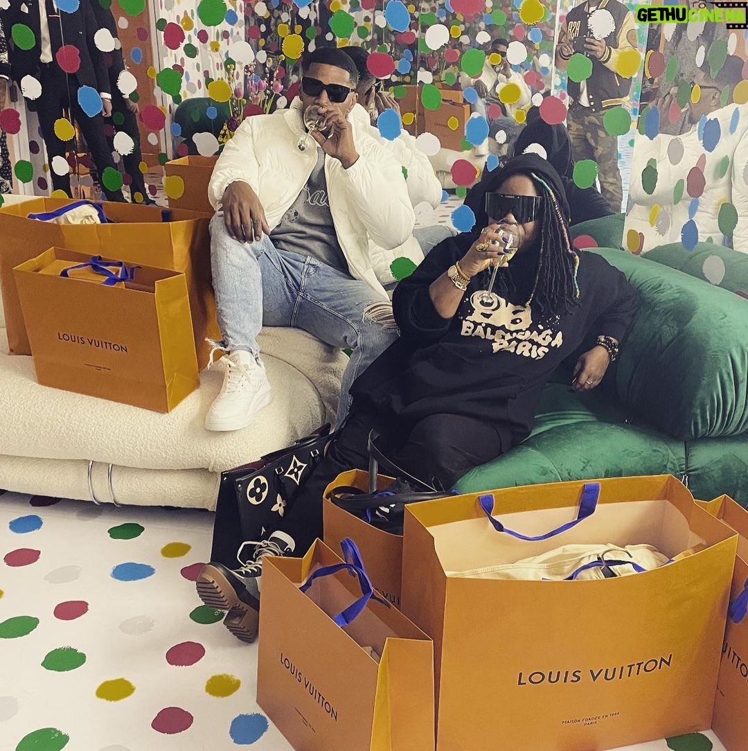 Jamie Foxx Instagram - From sunny south Dallas and Terrell Texas brotha and sistah sippin and celebrating hard work… @frequency11 sis I love uuuu we use to be on free lunch… now we eat free lunch… #hustlehard #texasmade #hefromterrell #bootstraps #swipeleft
