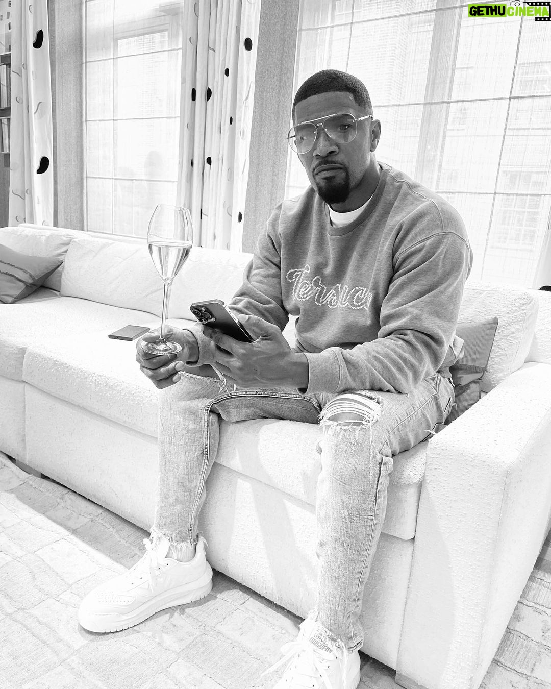 Jamie Foxx Instagram - #intermission #toast #love 🥂 @priverevaux #swipeleft