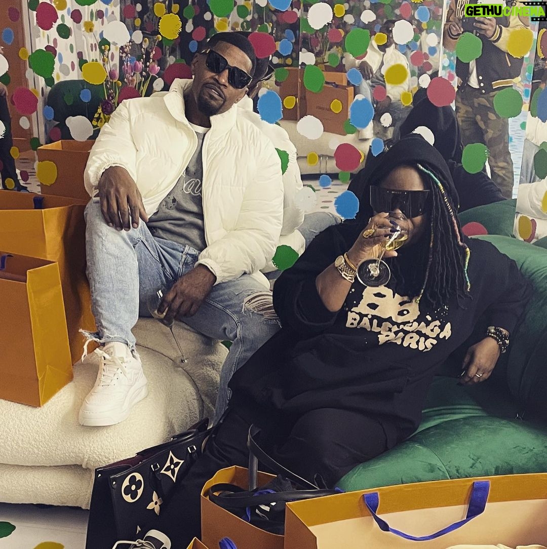 Jamie Foxx Instagram - From sunny south Dallas and Terrell Texas brotha and sistah sippin and celebrating hard work… @frequency11 sis I love uuuu we use to be on free lunch… now we eat free lunch… #hustlehard #texasmade #hefromterrell #bootstraps #swipeleft