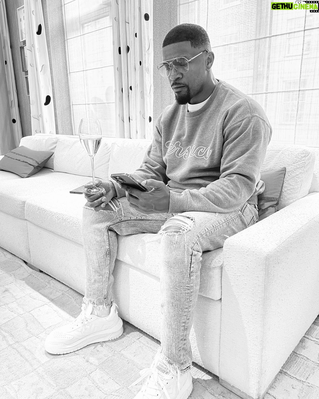 Jamie Foxx Instagram - #intermission #toast #love 🥂 @priverevaux #swipeleft