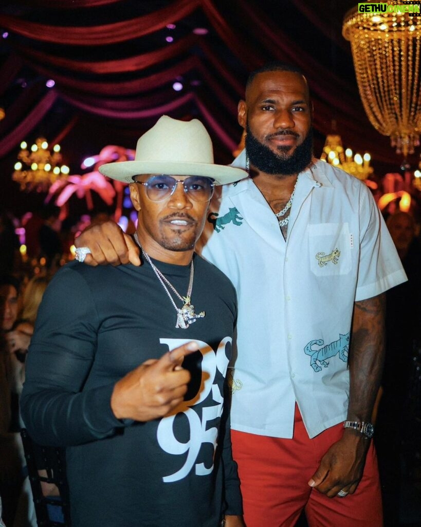 Jamie Foxx Instagram - Legendary night with a legend… I’ve always said to measure greatness. You have to measure the expectation… The expectation is almost as big as the opponent… But you, my friend have conquered, both congratulations on being the leading scorer of the NBA!!! Not bad for a kid from Akron!!! 🐐🐐🐐 #legend #swipeleft