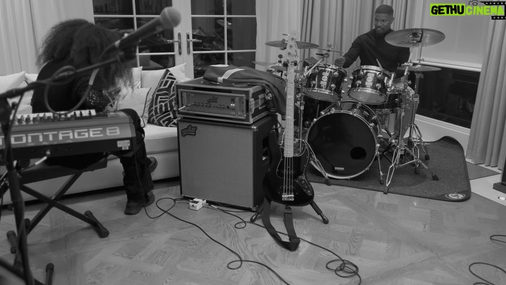 Jamie Foxx Instagram - #daddydaughtertime music rehearsals… Getting ready for the road… My daughter said let’s build it slow… I said I’m witchu… she said let’s hit that Barry White/ @therealmaryjblige … I said I’m witchu… #anelise 🎸🔥
