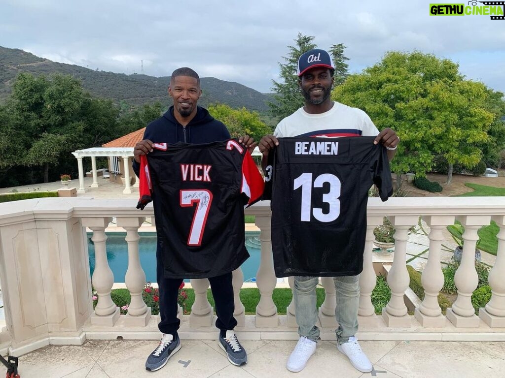 Jamie Foxx Instagram - From a one QB to the next! My name is … big tings comin from this moment @mikevick legend #williebeaman