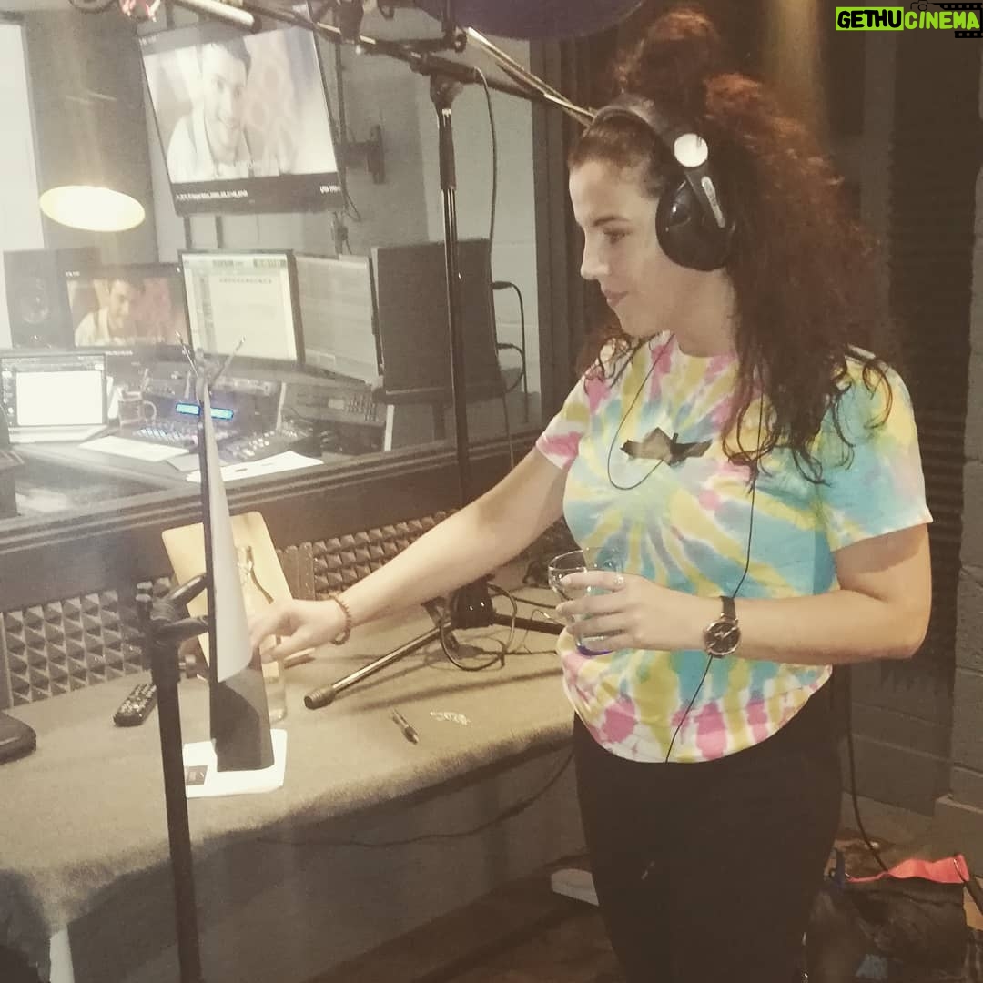 Jamie Lee O'Donnell Instagram - Casually pointing at something in "the studio" 🦔