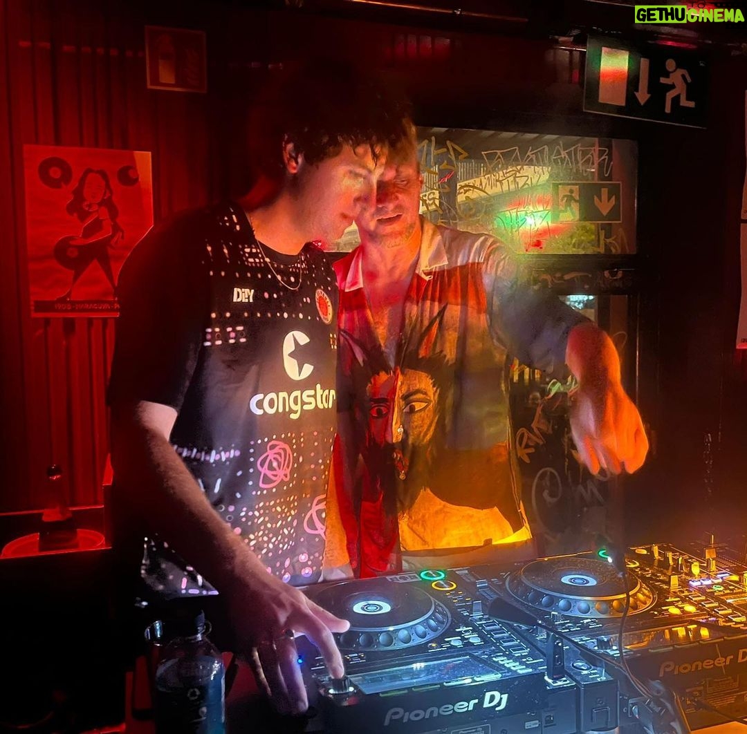 Jamie XX Instagram - Yesterday was a big fun day in Hamburg @dohertyoona @djkozeofficial @pudel_com Hamburg, Germany