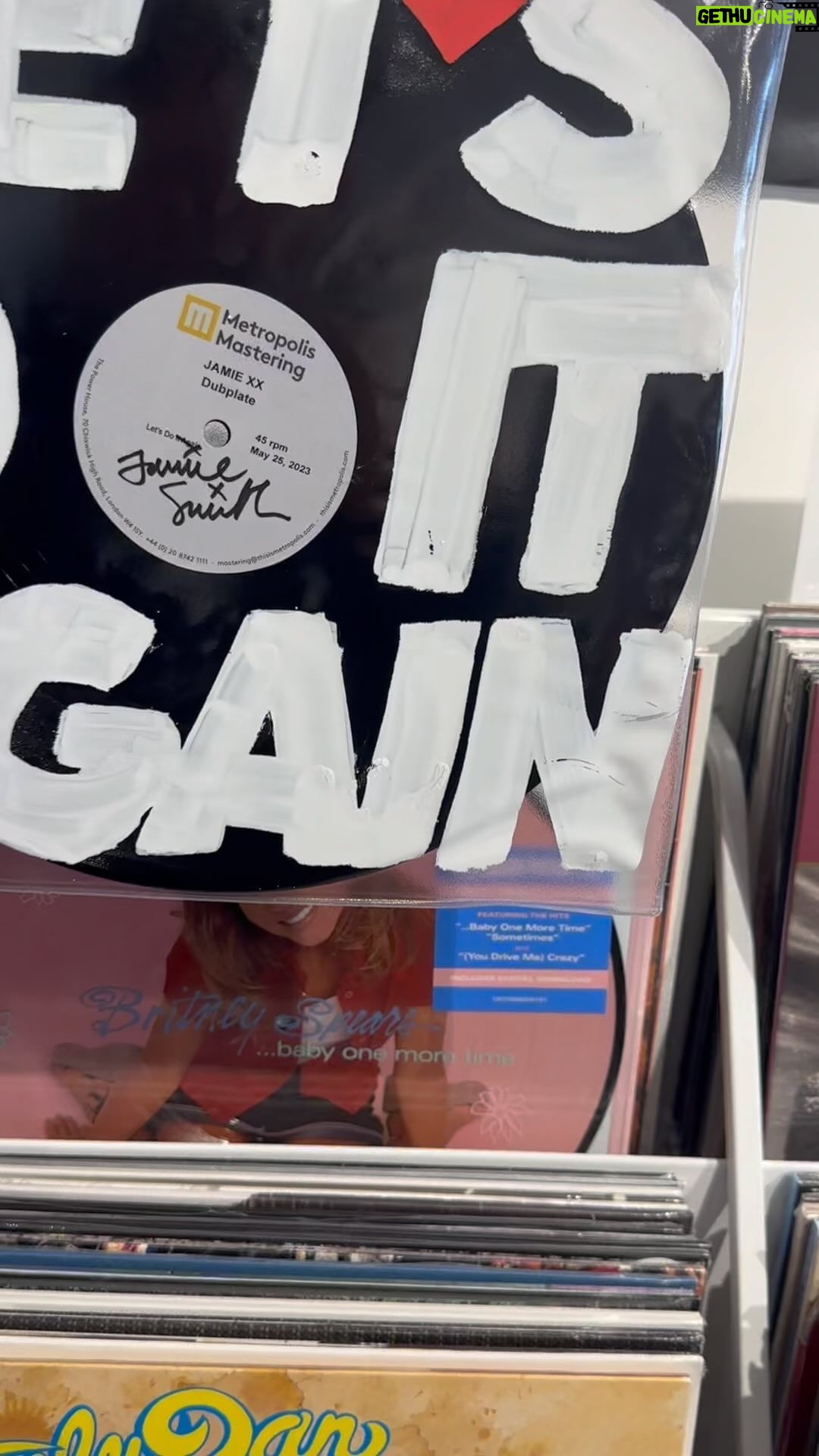 Jamie XX Instagram - Left 2 dubplates of Let’s Do It Again/Kill Dem in a record shop in Dundee. Going to whoever gets there first 🥁🏃🏻♂️🏃🏻♂️ Dundee,Scotland