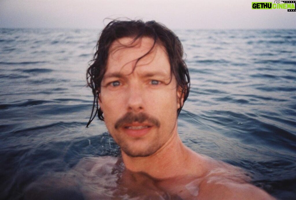 Jan Cornet Instagram - Autorretrato en 35mm con cara de espanto 🦈 #35mm
