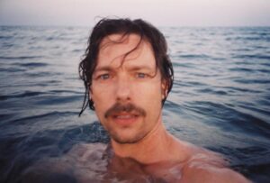 Jan Cornet Instagram - Autorretrato en 35mm con cara de espanto 🦈

#35mm